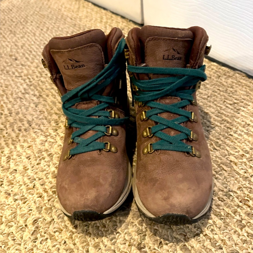 Women’s LL Bean hiking brown hiking boots with dark green laces. Size 7.